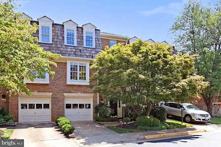 2941 Oakborough Square Oakton, VA 22124