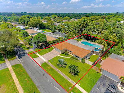 5561 SW 6th Plantation, FL 33317
