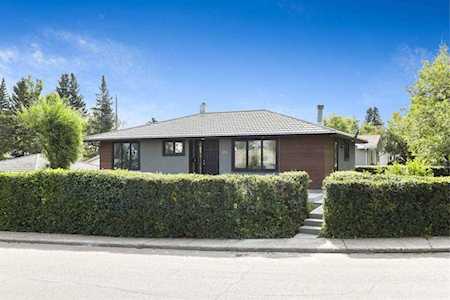 120 Gloucester Crescent SW Calgary, AB T3E 4V5