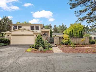 4748 S Valleyview Rd West Bloomfield Twp, MI 48323