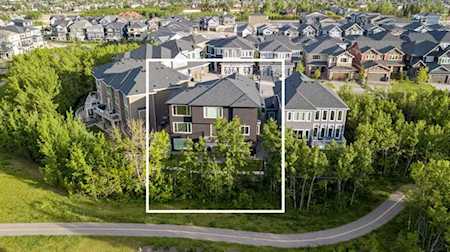 32 West Grove Bay SW Calgary, AB T3H 0X6