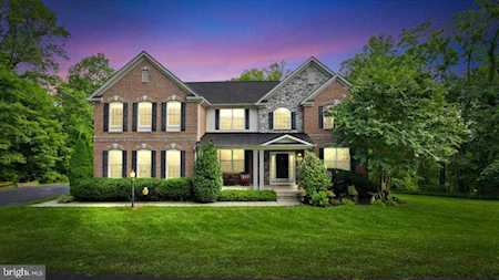 21 Pickett Rd Round Hill, VA 20141