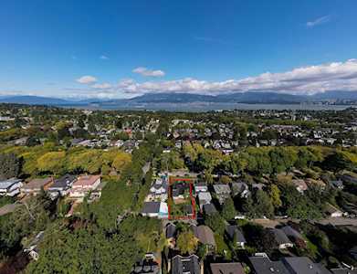 4086 W 13th Avenue Vancouver, BC V6R 2T4