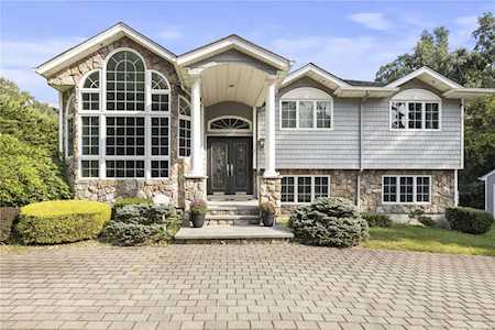 15 Ground Pine Court Dix Hills, NY 11746