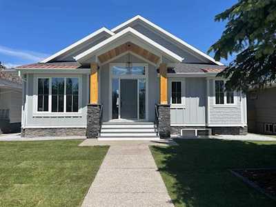 3012 Hampton Crescent SW Calgary, AB T3E 4R2