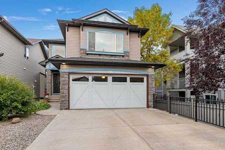 274 Valleyview Ct SE Calgary, AB T2B 0K7