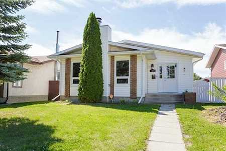 16 Caswell Close Red Deer, AB T4P 2T6