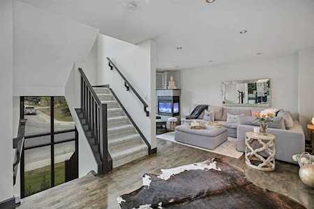 1625 34 Ave SW #1 Calgary, AB T2T 2B5