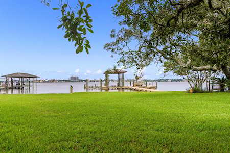902 SARA Drive Shalimar, FL 32579