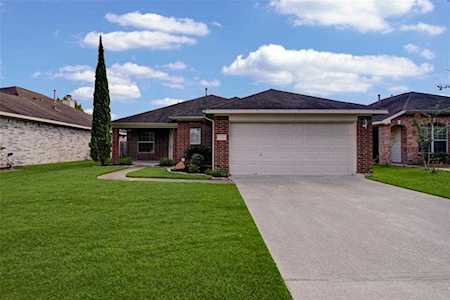 8210 Greenleaf St Baytown, TX 77523