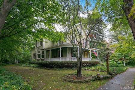 106 E High St Fenton, MI 48430