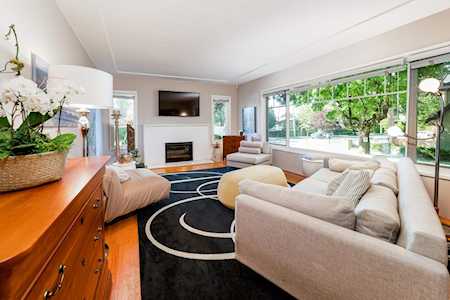 6486 Yew Street Vancouver, BC V6M 3Z4