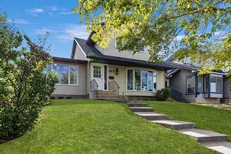 167 Scenic Way NW Calgary, AB T3L 1B6