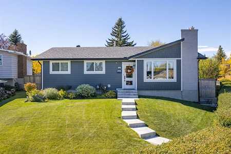 6747 71 St NW Calgary, AB T3B 4A5