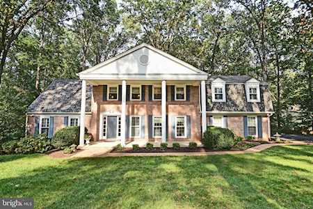 10716 Meadowood Dr Vienna, VA 22181