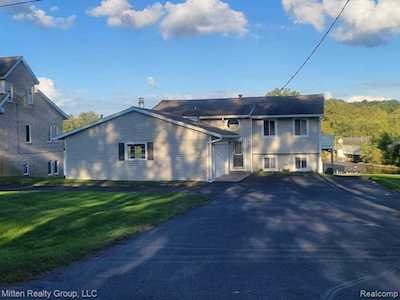 8180 Pine Ranch Dr Brighton Twp, MI 48114
