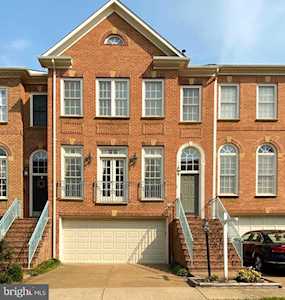 8044 Kidwell Town Ct Vienna, VA 22182