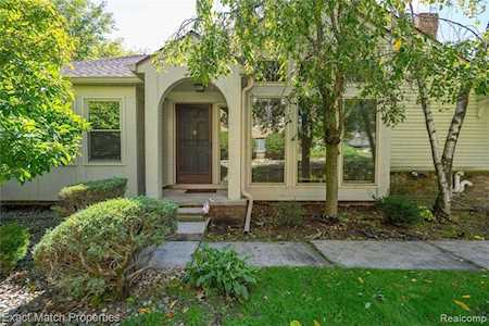 6965 Pebblecreek Woods Dr West Bloomfield Twp, MI 48322
