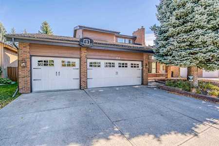 156 Canterville Dr SW Calgary, AB T2W 3X2