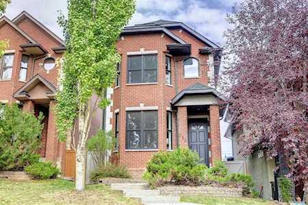 218 29 Ave NW Calgary, AB T2M 2M1