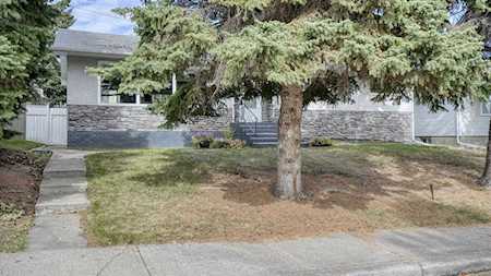 72 Chancellor Way NW Calgary, AB T2K 1Y2