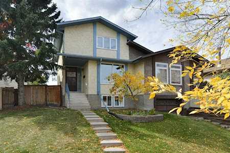 141 Bermuda Dr NW Calgary, AB T3K 1H6