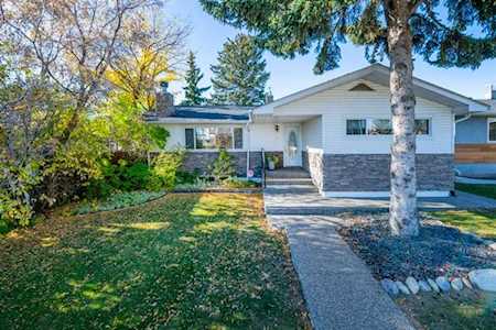 1 Manor Rd SW Calgary, AB T2V 1Z8