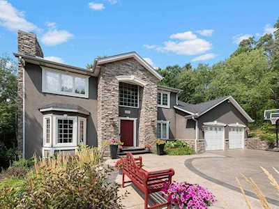 2525 Arbor Court Mendota Heights, MN 55120