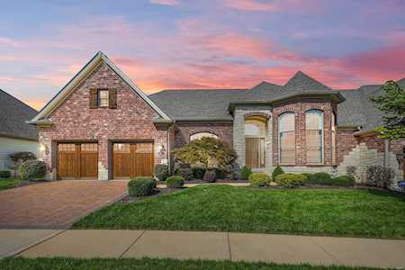 235 Meadowbrook Country Club Est Ballwin, MO 63011