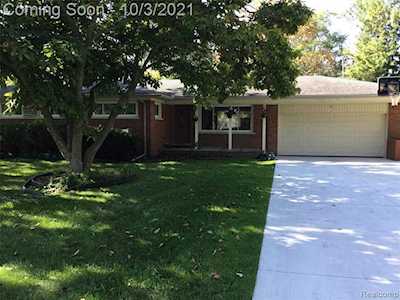 27935 Kendallwood Dr Farmington Hills, MI 48334