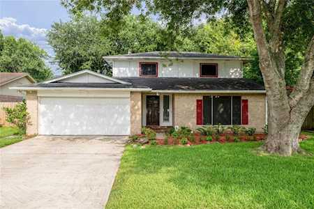 105 Leafwood Circle League City, TX 77573