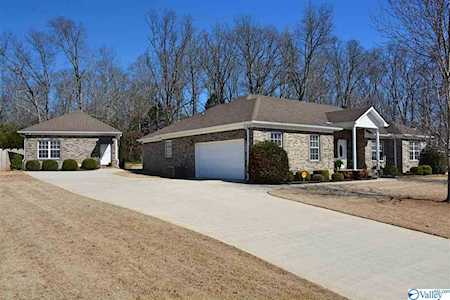 123 Castlehill Drive Meridianville, AL 35759