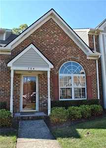 704 W Lake Circle Chesapeake, VA 23322