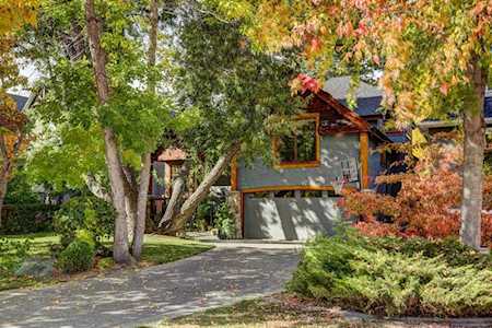 5823 Bow Crescent NW Calgary, AB T3B 2B6
