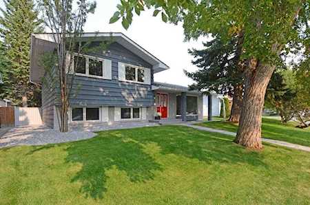 256 Lake Lucerne Way Calgary, AB T2J 3J4