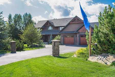 3421 85 St SW Calgary, AB T3H 3V7