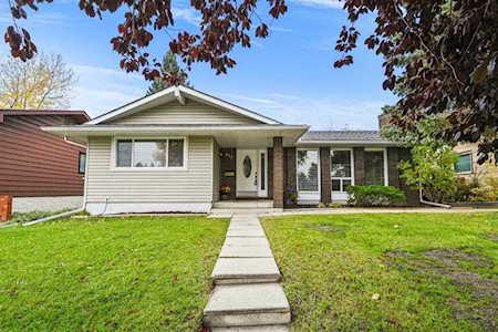 411 Lake Newell Crescent SE Calgary, AB T2J 3S9