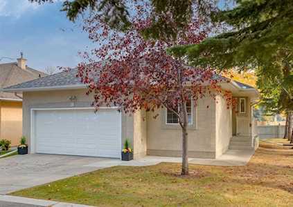 26 Cedarview Mews SW Calgary, AB T2W 6H8