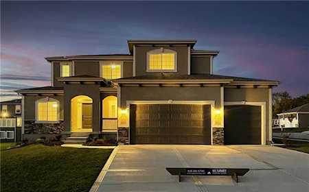 1500 SW Sugar Tree Dr Lees Summit, MO 64082