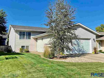 813 S Suburban Dr Sioux Falls, SD 57110