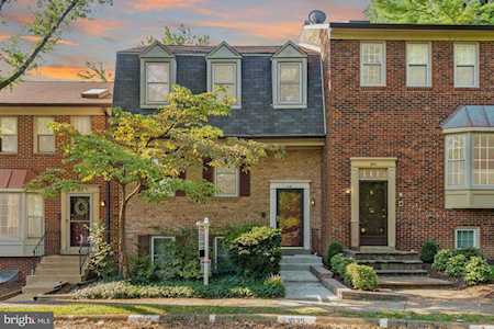 2862 Sutton Oaks Ln Vienna, VA 22181