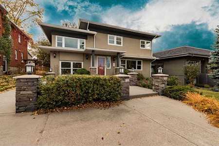 1601 Summit St SW Calgary, AB T3C 2L8