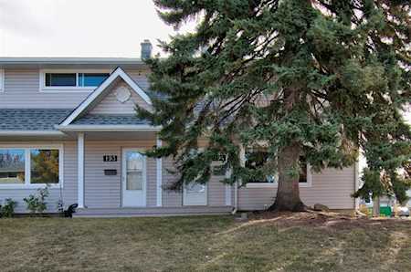 4525 31 St SW #194 Calgary, AB T3E 2P8