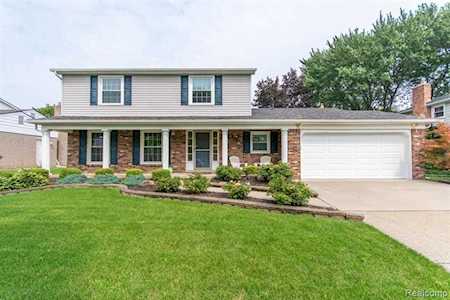 17900 Country Club Dr Livonia, MI 48152