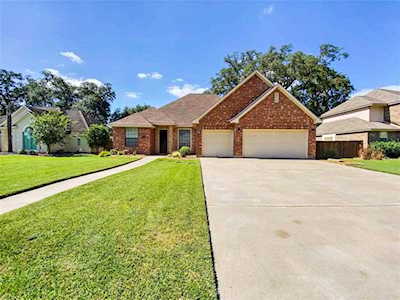 213 Canyon Oak Lake Jackson, TX 77566
