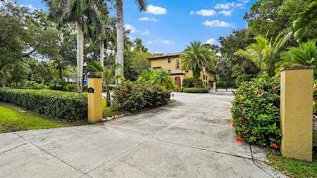 8102 Bay Dr Tampa, FL 33635