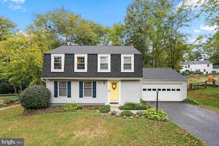 2747 Viking Dr Herndon, VA 20171