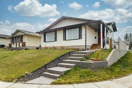 3 Bearberry Place NW Calgary, AB T3K 1R5