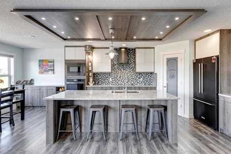 15 Martha's Way NE Calgary, AB T3J 4Z1