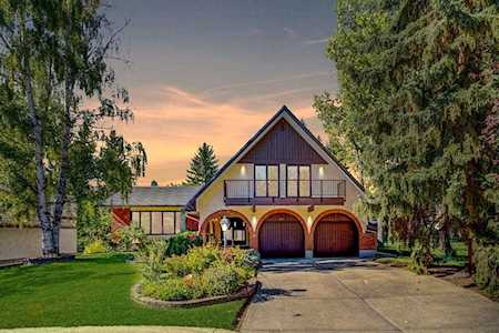 512 Varsity Estates Bay NW Calgary, AB T3B 2W8